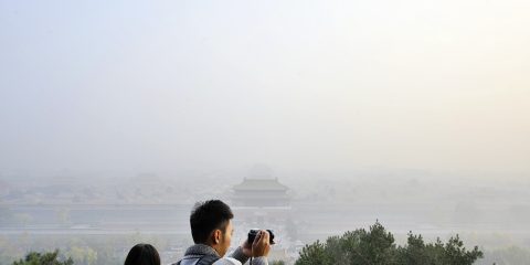 Mensch fotografiert Smog in Peking